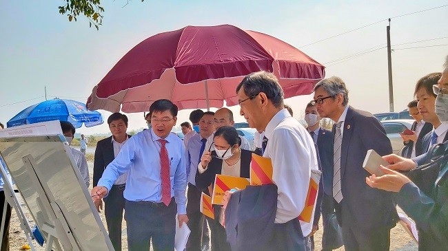 Ông Phan Văn Chính – Phó Tổng Giám đốc Tổng Công ty IDICO đang giới thiệu những thế mạnh về KCN Hựu THạnh với các nhà đầu tư đến từ Nhật Bản