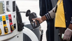 Giá dầu giảm hơn 1%, chứng khoán châu Á đi xuống vì bất ổn ở Afghanistan