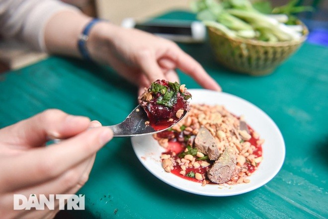 Tiết canh là món khá phổ biến với người Việt nhưng không mấy thực khách quốc tế dám động đũa vào món ăn này.
