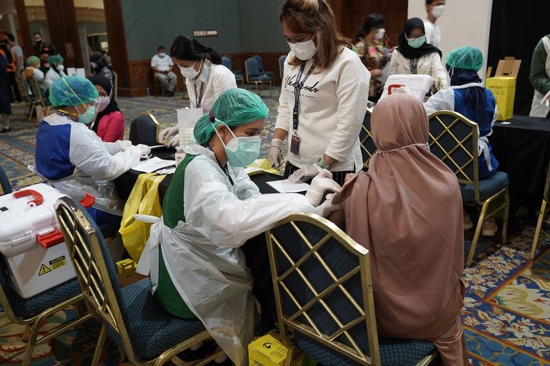 Một nhân viên y tế tiêm vaccine Covid-19 của Công ty TNHH Công nghệ sinh học Sinovac tại Trung tâm Hội nghị Jakarta, vào ngày 15/7. (Nguồn: Bloomberg)