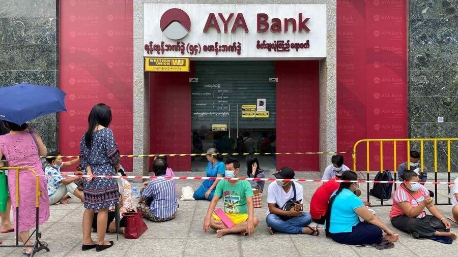 Người dân chờ rút tiền mặt trước một ATM tại Yangon, Myanamar. (Nguồn: AFP)