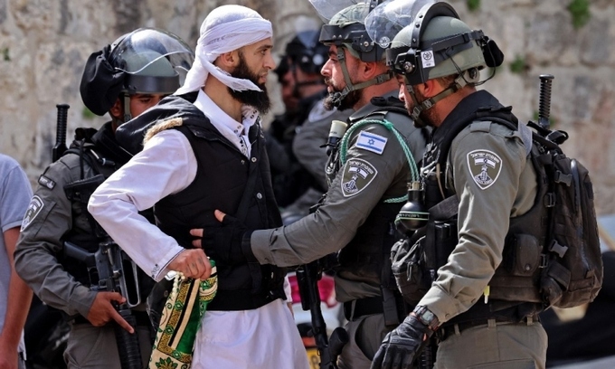 Một người Palestine tranh cãi với cảnh sát Israel tại Jerusalem hôm 10/5. Ảnh: AFP.