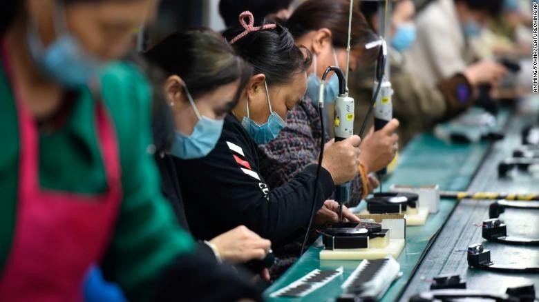 Công nhân lắp ráp loa tại một nhà máy điện tử ở Linquan, tỉnh An Huy, Trung Quốc. (Nguồn: CNN)