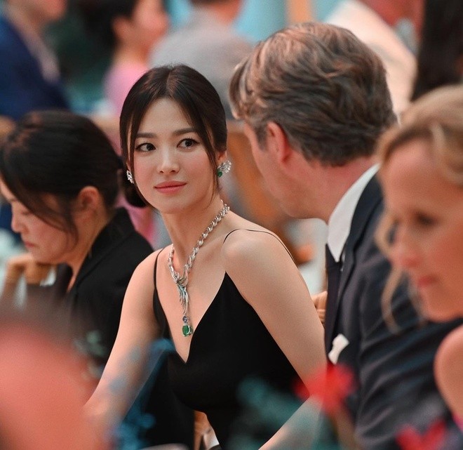 Bất ngờ với hình ảnh 'nữ hoàng mặt mộc' Song Hye Kyo sau 6 tháng 'ở ẩn'