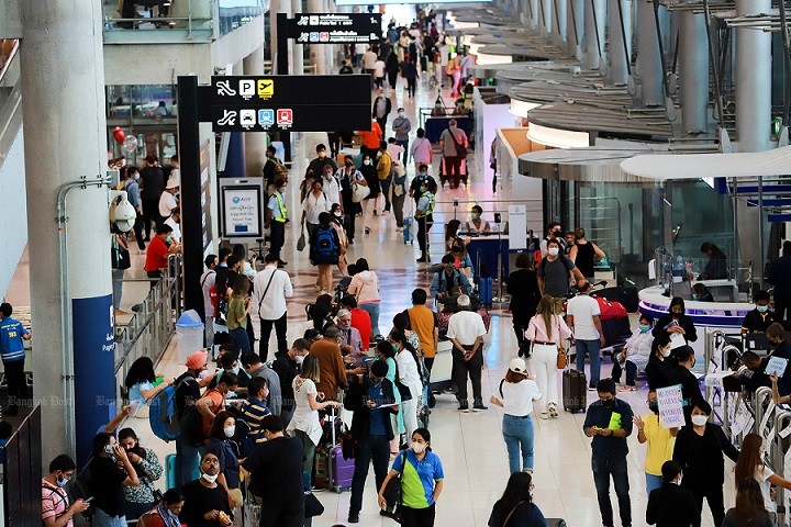 Khách du lịch tập trung tại sảnh đến tại sân bay Suvarnabhumi ngày hôm qua, ngày đầu tiên khách quốc tế có thể vào Thái Lan mà không cần đăng ký Thẻ Thái Lan hoặc yêu cầu bảo hiểm Covid-19. (Ảnh: Somchai Poomlard)