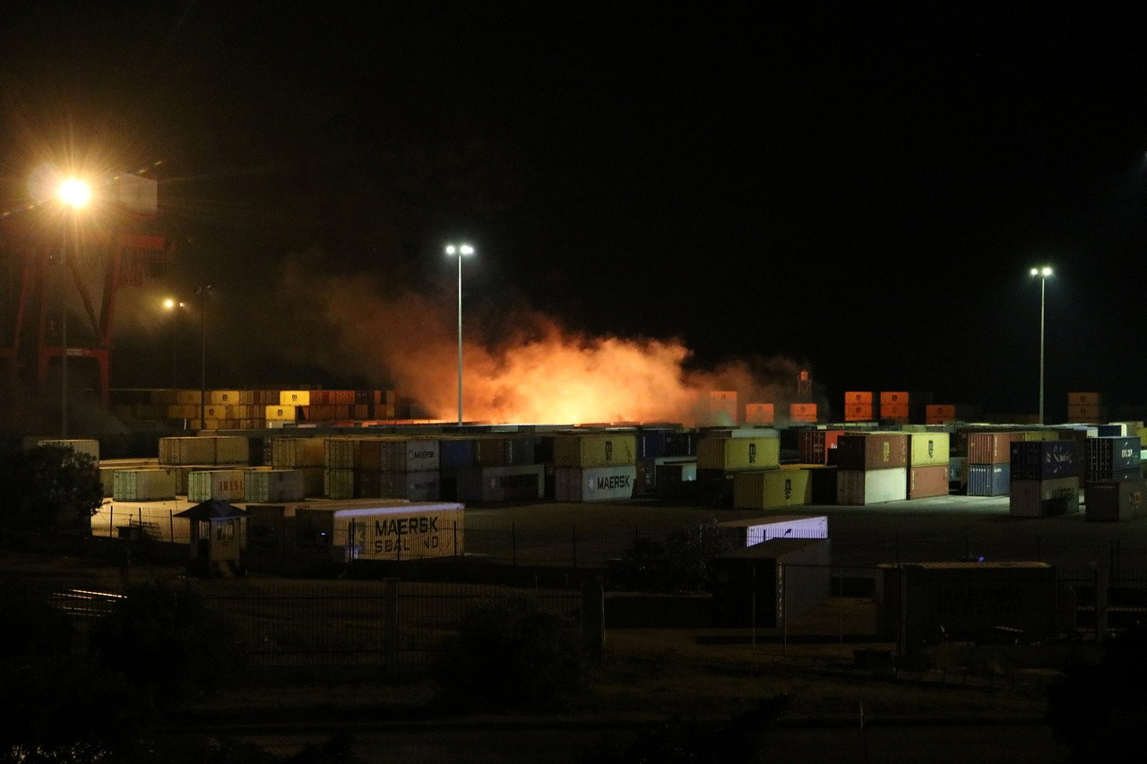 Khói bốc lên từ đám cháy tại một khu vực kho chứa container, sau khi truyền thông nhà nước Syria đưa tin về một cuộc không kích của Israel nhằm vào cảng Latakia, Syria, trong bức ảnh phát hành này được SANA công bố vào ngày 7 tháng 12 năm 2021. SANA / Han