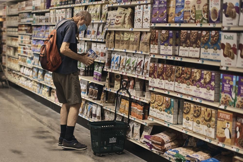 Một người đàn ông mua sắm tại siêu thị vào thứ Tư, ngày 27 tháng 7 năm 2022, ở New York. (Nguồn: AP)