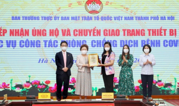 Madame Nguyễn Thị Nga đại diện Tập đoàn BRG, SeABank và Công ty Thành phố thông minh nhận Chứng nhận từ Ủy ban MTTQ Việt Nam Thành phố Hà Nội