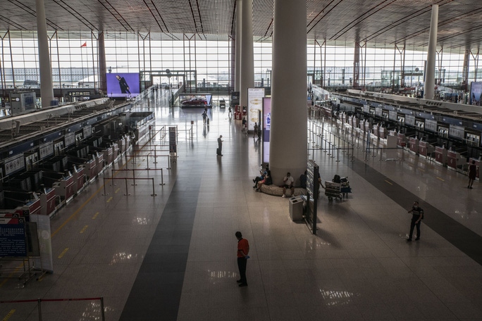 Ga đi vắng vẻ của sân bay quốc tế Thủ Đô Bắc Kinh vào ngày 5-8. Ảnh: Bloomberg