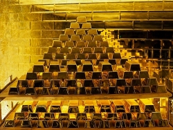 Giá vàng hôm nay 6/11/2023: Giá vàng bị kẹt dưới ngưỡng 2.000 USD, hay lấy đà để bứt phá, vàng sẽ tăng cao bền vững?