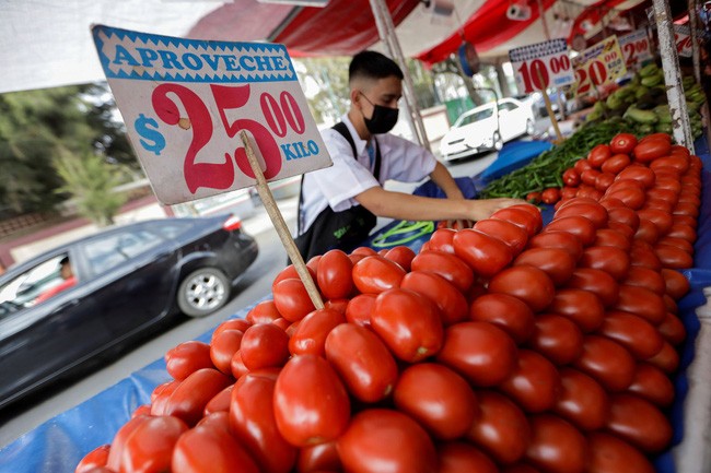 Gian hàng bán cà chua ở khu chợ đường phố tại thành phố Mexico City, Mexico. (Nguồn: Reuters)