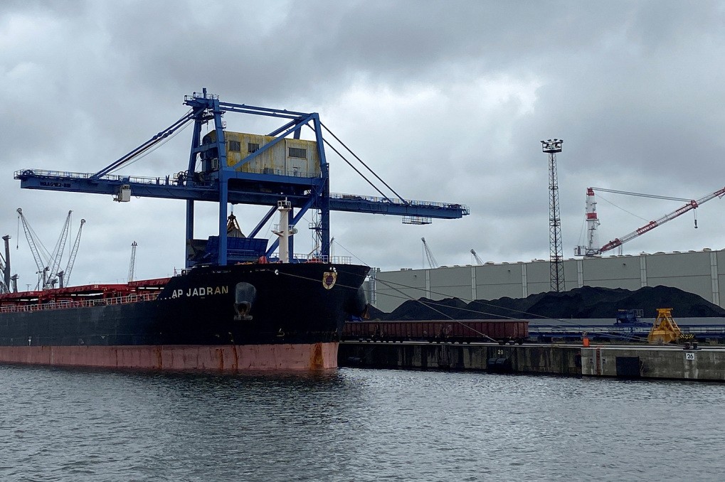 Tàu chở hàng của Nga dỡ than tại cảng Rostock của Đức. (Nguồn: Reuters)