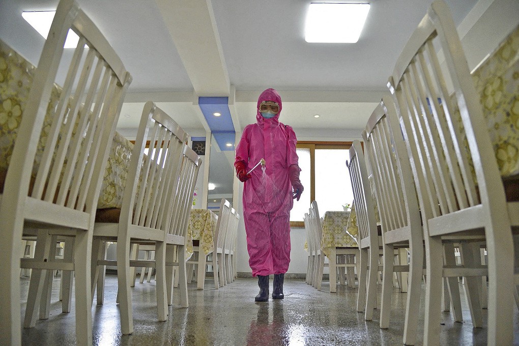 Nhân viên y tế phun khử khuẩn tại một nhà máy ở Bình Nhưỡng, Triều Tiên. (Nguồn: Reuters)
