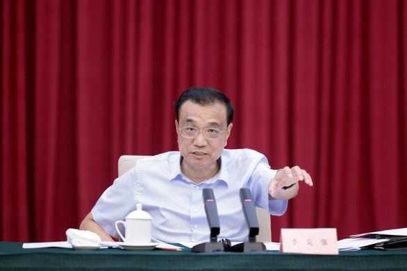 Thủ tướng Trung Quốc Lý Khắc Cường chủ trì hội nghị chuyên đề về tình hình kinh tế tại thành phố Thâm Quyến, tỉnh Quảng Đông, Trung Quốc ngày 16/8. (Nguồn: Tân Hoa xã)