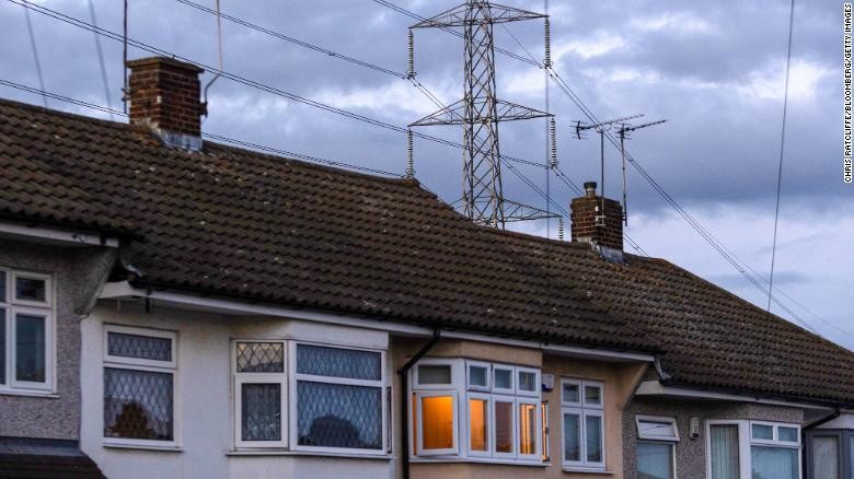 Một tháp truyền tải điện gần nhà dân ở Upminster, Vương quốc Anh, (Nguồn: CNN)