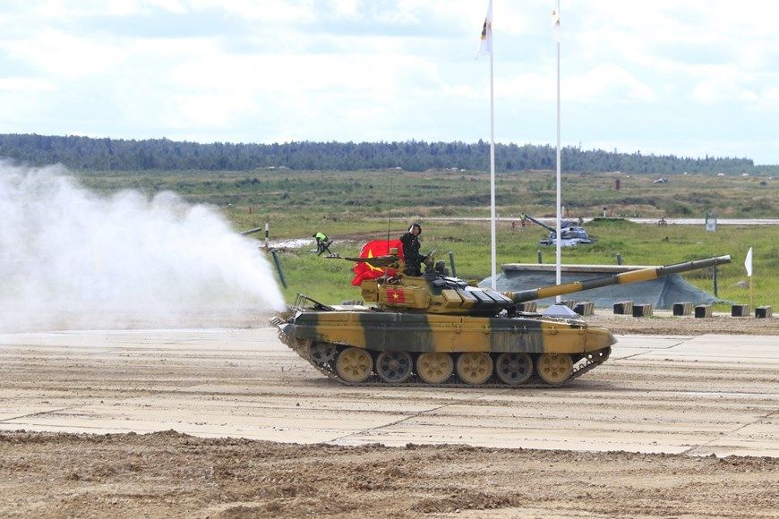 Kíp tăng số 3 của Việt Nam hoàn thành bài thi. (Ảnh: Trần Hiếu/TTXVN) 4219-ttxvn-3008-army-games-2