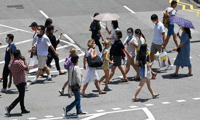 Người dân trên đường phố khu mua sắm Orchard Road ở Singapore hôm 7/9. Ảnh: AFP.