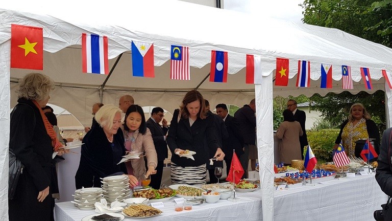 Khách mời thưởng thức ẩm thực của các nước ASEAN