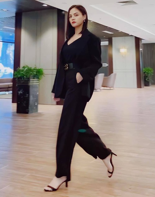 Những bộ suit cách tân hiện đại cũng rất phù hợp chiều cao, vóc dáng và vẻ ngoài cá tính của Thu Quỳnh. Kết hợp cùng những đôi sandals cao gót mảnh mai, diễn viên hoàn thiện dáng vẻ sang chảnh, quyền lực của một cô tiểu thư kênh kiệu.