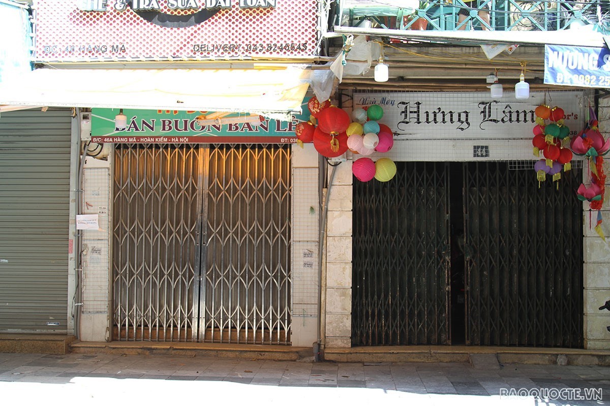 Do ảnh hưởng của dịch bệnh Covid-19, các hộ kinh doanh đồ chơi Trung thu trên phố Hàng Mã (quận Hoàn Kiếm) phải đóng cửa trong thời gian thực hiện giãn cách xã hội theo Chỉ thị 16 của Chính phủ