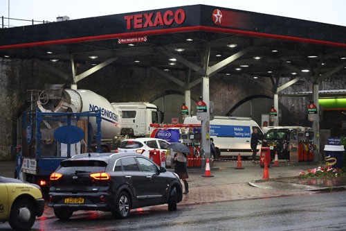 Xe xếp hàng chờ bơm xăng tại thủ đô London - Anh hôm 27-9. (Nguồn: Reuters)