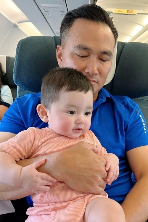 Diễn viên Chi Bảo bế con trai trên chuyến bay từ Nha Trang về TP HCM.