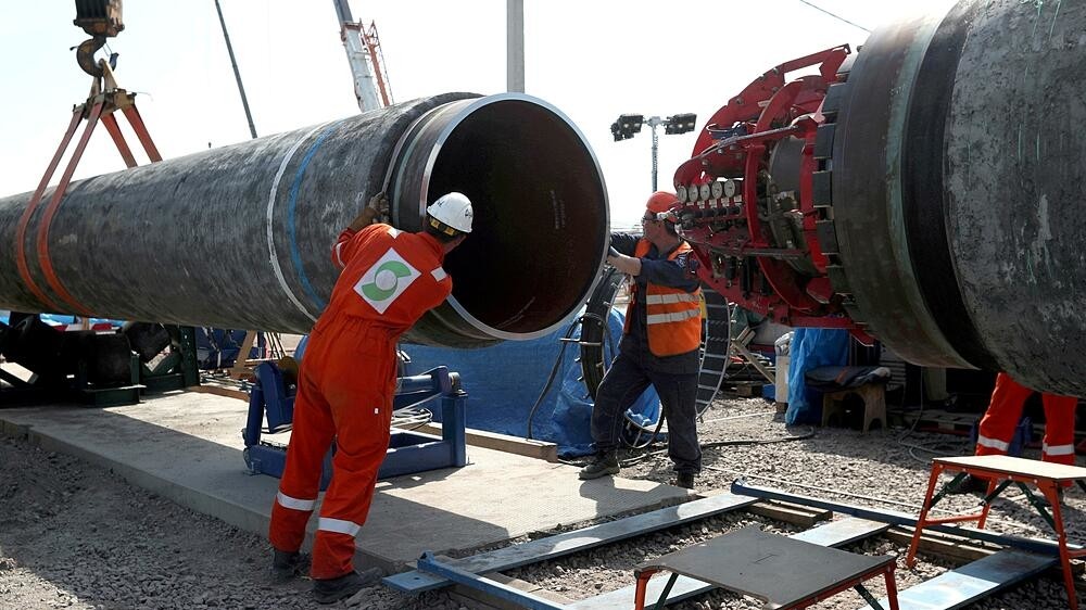 Công nhân tại điểm lắp đặt đường ống ở Kingisepp, vùng Leningrad, Nga. (Nguồn: Reuters)