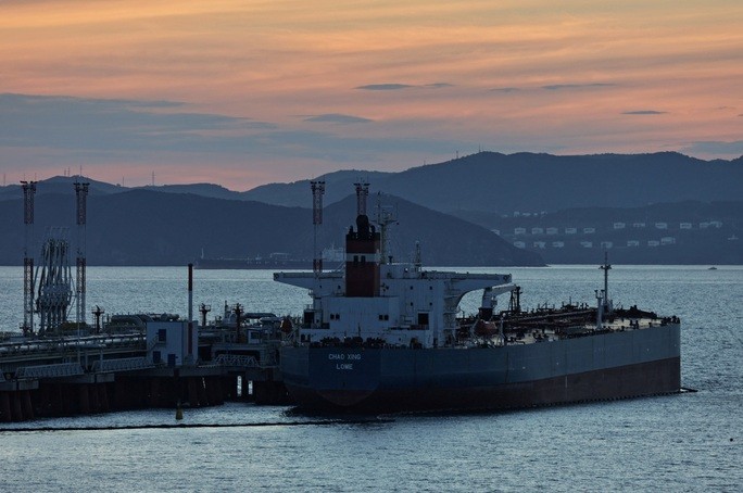 Một tàu chở dầu neo đậu gần thành phố cảng Nakhodka, Nga. (Nguồn: Reuters)