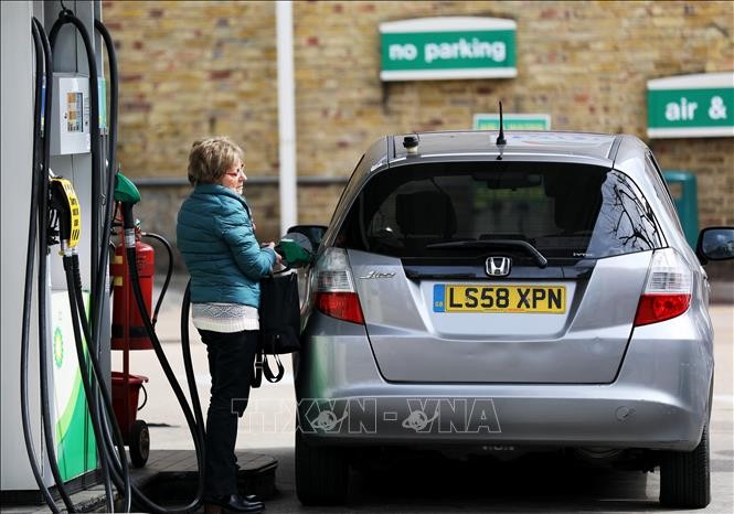 Người dân đổ xăng tại trạm xăng ở London, Anh. (Nguồn: Tân Hoa xã)