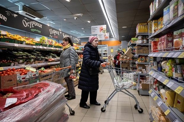 Người dân mua hàng tại một siêu thị ở thủ đô Moscow. (Ng: AFP)