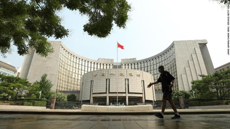 Một người đàn ông đi ngang qua tòa nhà Ngân hàng Nhân dân Trung Quốc (PBOC) vào ngày 20 tháng 7 năm 2022 tại Bắc Kinh, Trung Quốc. (Nguồn: CNN)