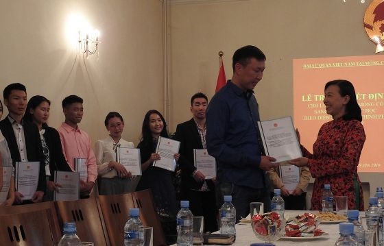 Trao Quyết định Tiếp nhận lưu học sinh Mông Cổ học tập tại Việt Nam