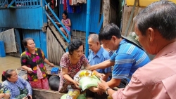 Tổng Lãnh sự quán Việt Nam tại tỉnh Preah Sihanouk chung tay cứu trợ bà con Việt kiều tại Kampong Speu