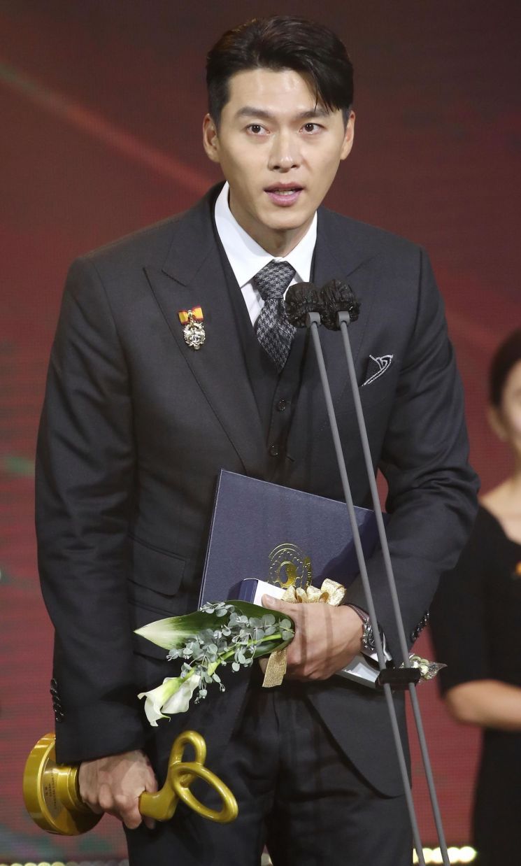 Thành công trong Hạ cánh nơi anh, Hyun Bin nhận huân chương Tổng thống Hàn Quốc