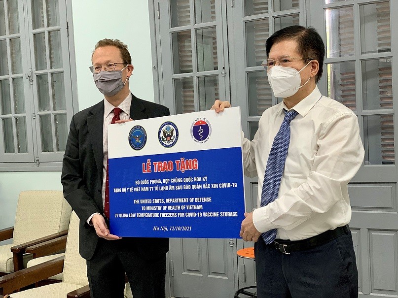 Đại biện Lâm thời Đại sứ quán Hoa Kỳ, Christopher Klein trao biển tượng trưng cho Thứ trưởng Bộ Y tế Trương Quốc Cường.