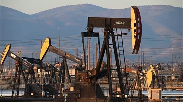 OPEC+ cắt giảm sản lượng dầu: Giá xăng tại Mỹ sẽ tăng lên 4 USD/gallon? Đà siết nguồn cung có thể chưa dừng lại?