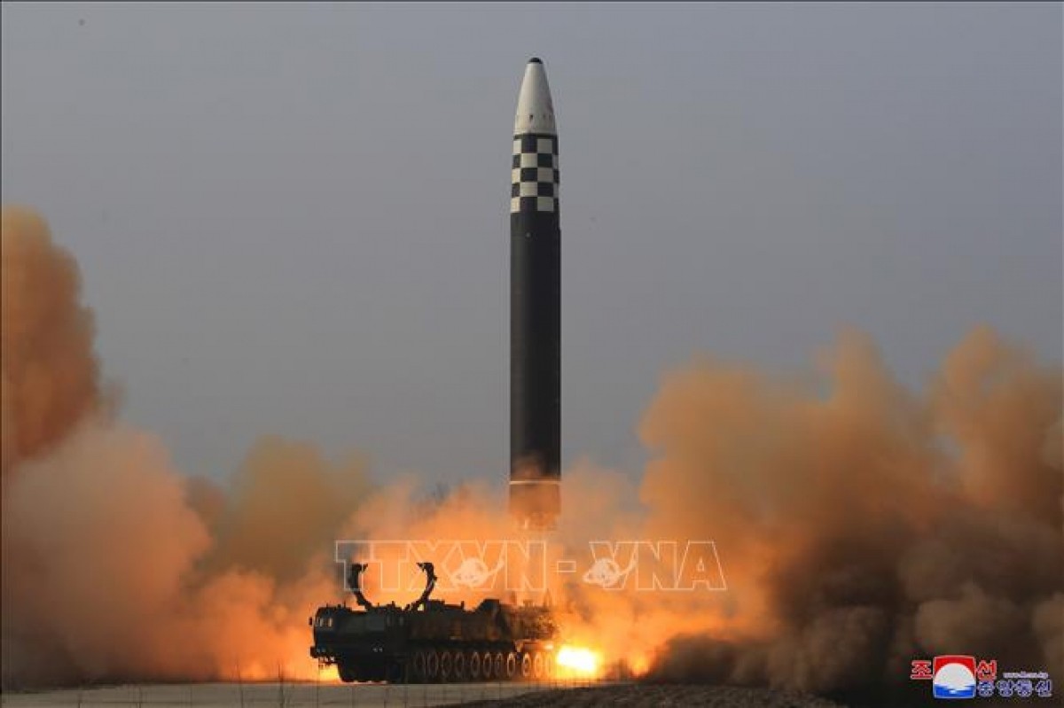 Tên lửa đạn đạo liên lục địa Hwasongpho-17 được phóng thử từ sân bay quốc tế Bình Nhưỡng, ngày 24/3. (Nguồn: Yonhap)
