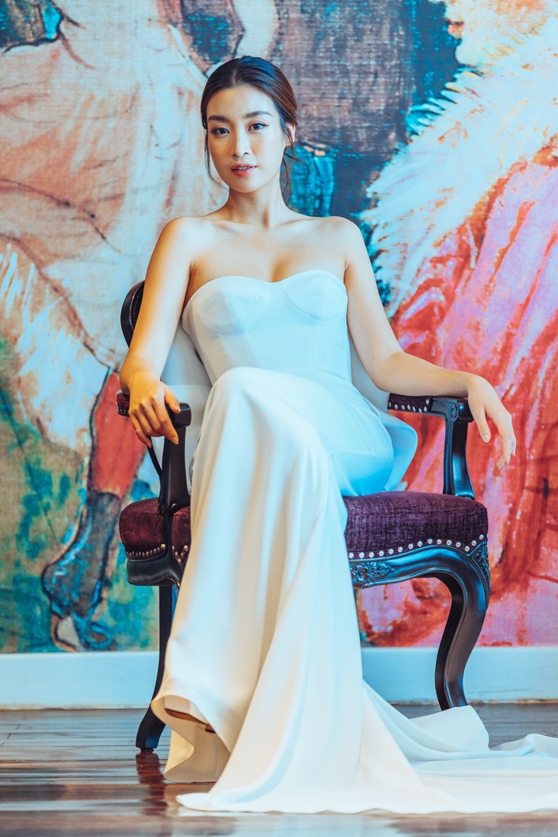 Hoa hậu Đỗ Mỹ Linh bất ngờ tung bộ ảnh diện váy cưới xinh lung linh.