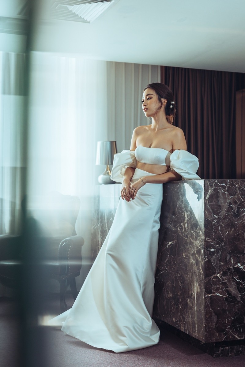 Bộ photoshoot với sự kết hợp giữa Vera Wang Bride và Miss Vietnam 2016 Đỗ Mỹ Linh lấy cảm hứng từ những cô dâu GenZ hiện đại, phóng khoáng, trẻ trung, tràn đầy tự tin. 