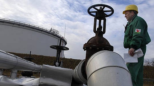 Kỹ sư công ty dầu khí Hungary kiểm tra điểm tiếp nhận thuộc hệ thống đường ống Druzhba tại cơ sở lọc dầu Szazhalombata. (Nguồn: AP)