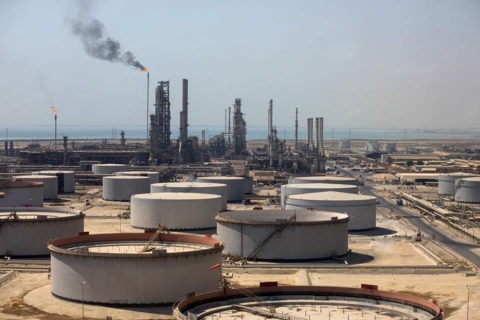 OPEC+ cắt giảm sản lượng: