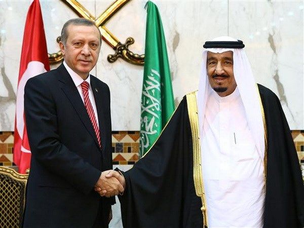 Quốc vương Saudi Arabia Salman bin Abdulaziz Al Saud và Tổng thống Thổ Nhĩ Kỳ Recep Tayyip Erdogan tại cuộc gặp. (Nguồn: AA)