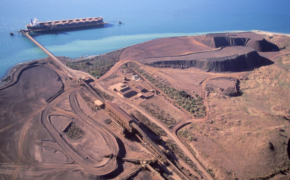 àu chờ quặng sắt tại cảng Hedland thuộc bang Western Australia. Ảnh: Reuters