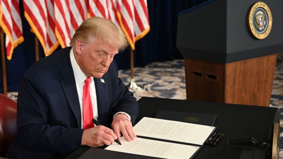 Tổng thống Trump ký dự luật ngân sách và gói cứu trợ 900 tỷ USD