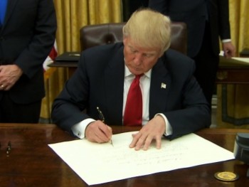 Tổng thống Trump ký sắc lệnh hành pháp bãi bỏ Obamacare