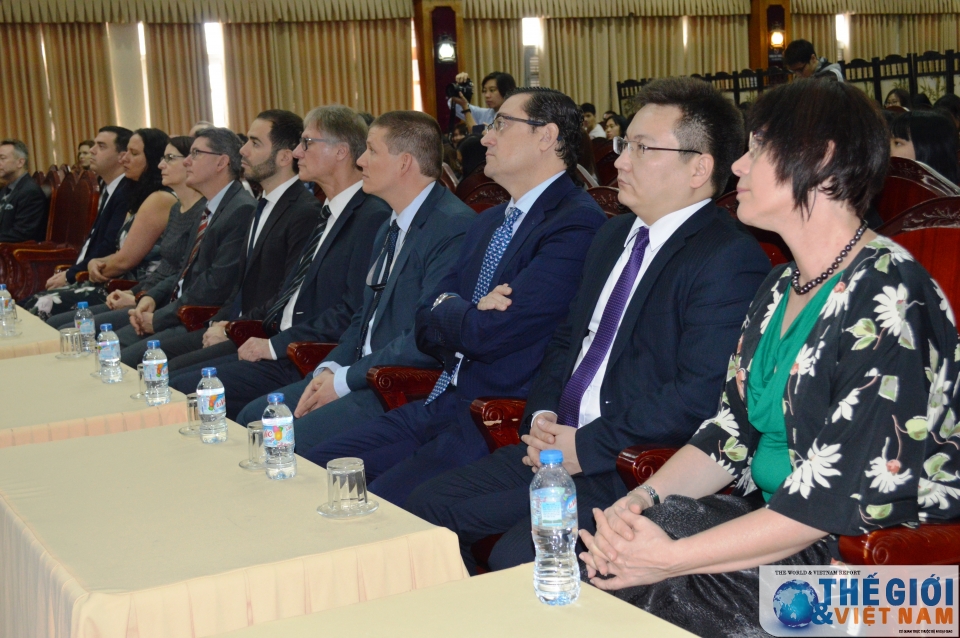 Xúc động lễ tưởng niệm các nạn nhân Holocaust tại Hà Nội le tuong niem cac nan nhan cua tham sat holocaust tai viet nam