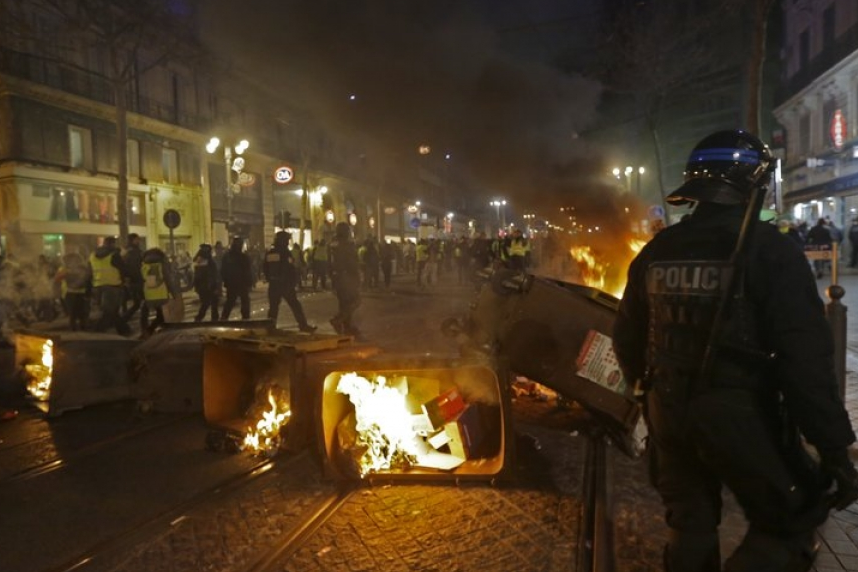 Số người tham gia biểu tình “Áo vàng” tại Pháp tăng nhanh