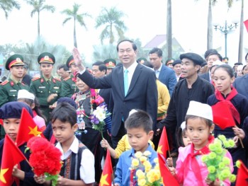 Chủ tịch nước tham gia vòng xòe đại đoàn kết tại Đồng Mô