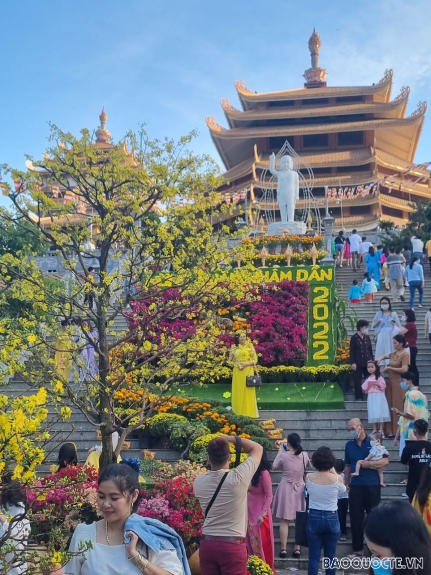 Người dân TP Hồ Chí Minh náo nức đến chùa đầu Xuân