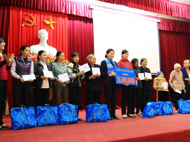 Công đoàn Bộ Ngoại giao trao quà từ thiện tại Nam Định và Thái Bình